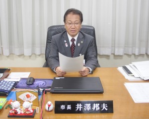 原稿を読む井澤市長　 写真提供　市広報　